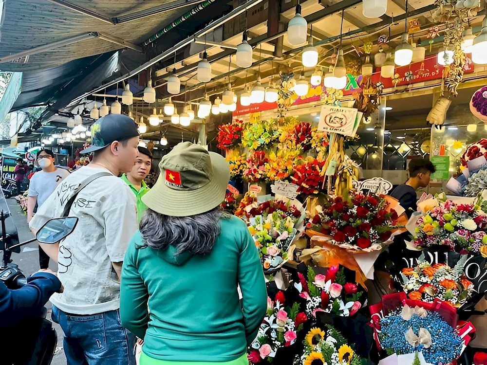 Bạn có thể cân nhắc mua hoa ở đường hoa phía dưới giá sẽ rẻ hơn và nhiều hoa tươi hơn 
